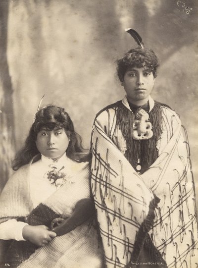 Susan und Ngapuia, c.1900 (Albuminabzug) von Josiah Martin